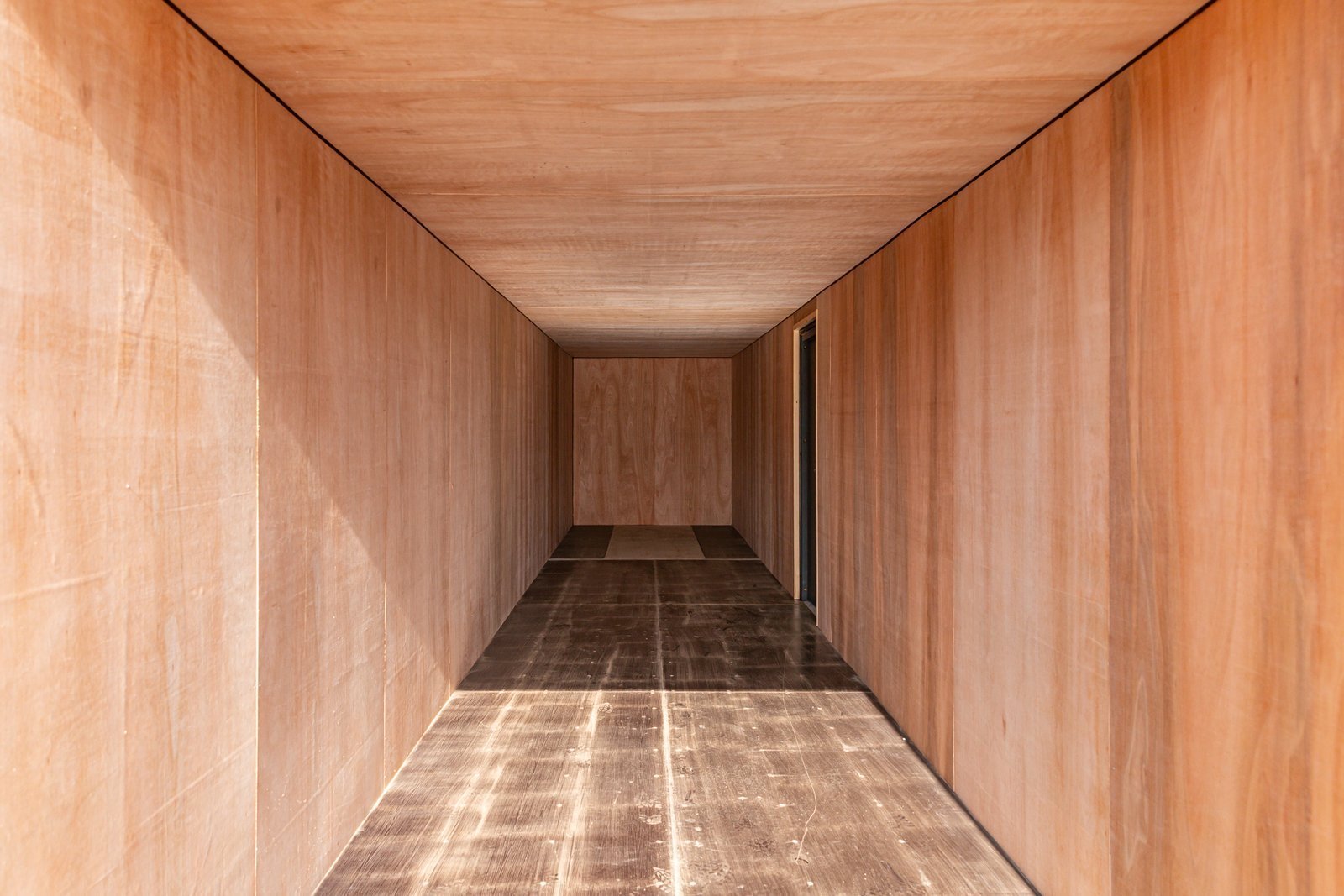 40ft Ply-Lined & Insulated Shipping Container – Comfortable, Durable, and Versatile - Image 3
