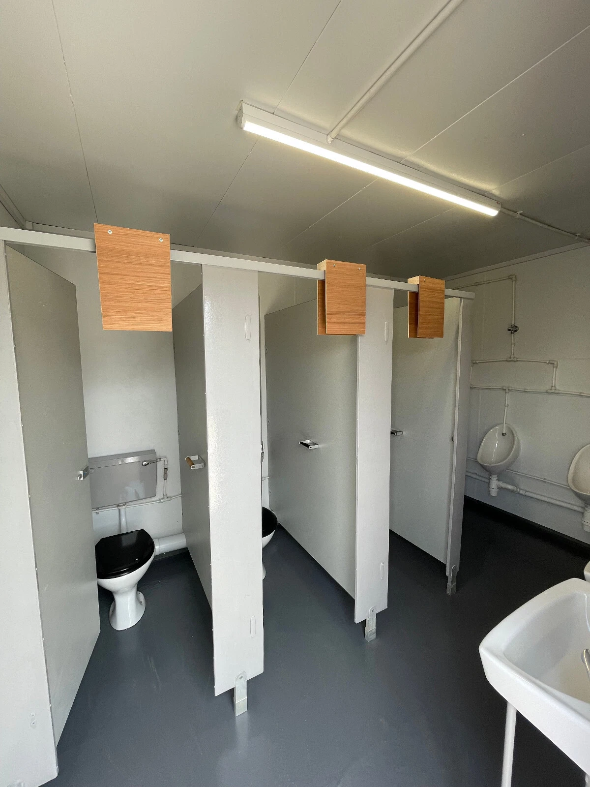 16ft x 9ft 3 + 1 toilet block Fully refurbished internally & externally - Image 4