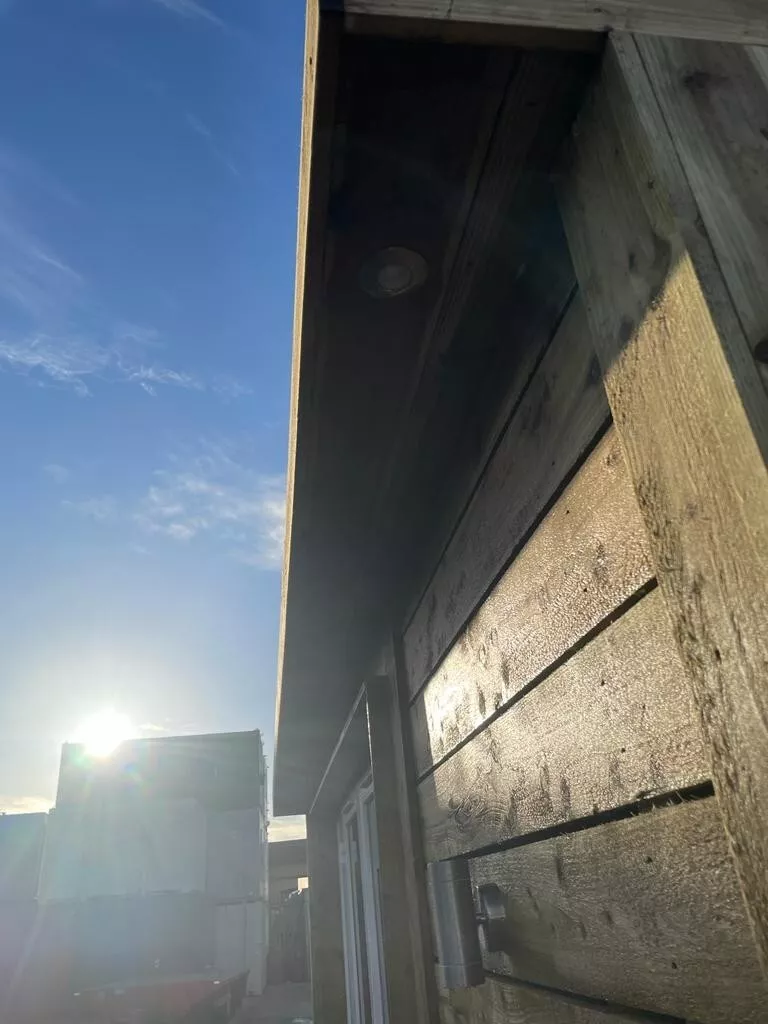 20ft x 8ft Shipping Container - Home Office - Gym - Workshop - Image 11