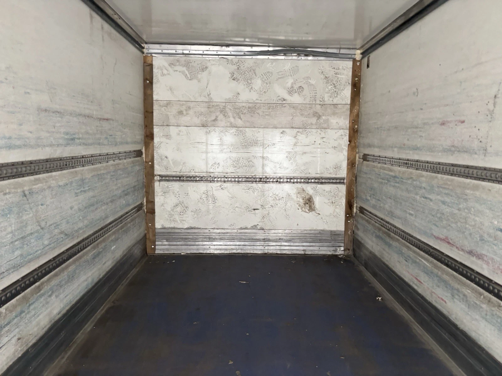 Ex insulated Fridge Container 11ft.6 With Brand New locking Roll Up Door - Image 5