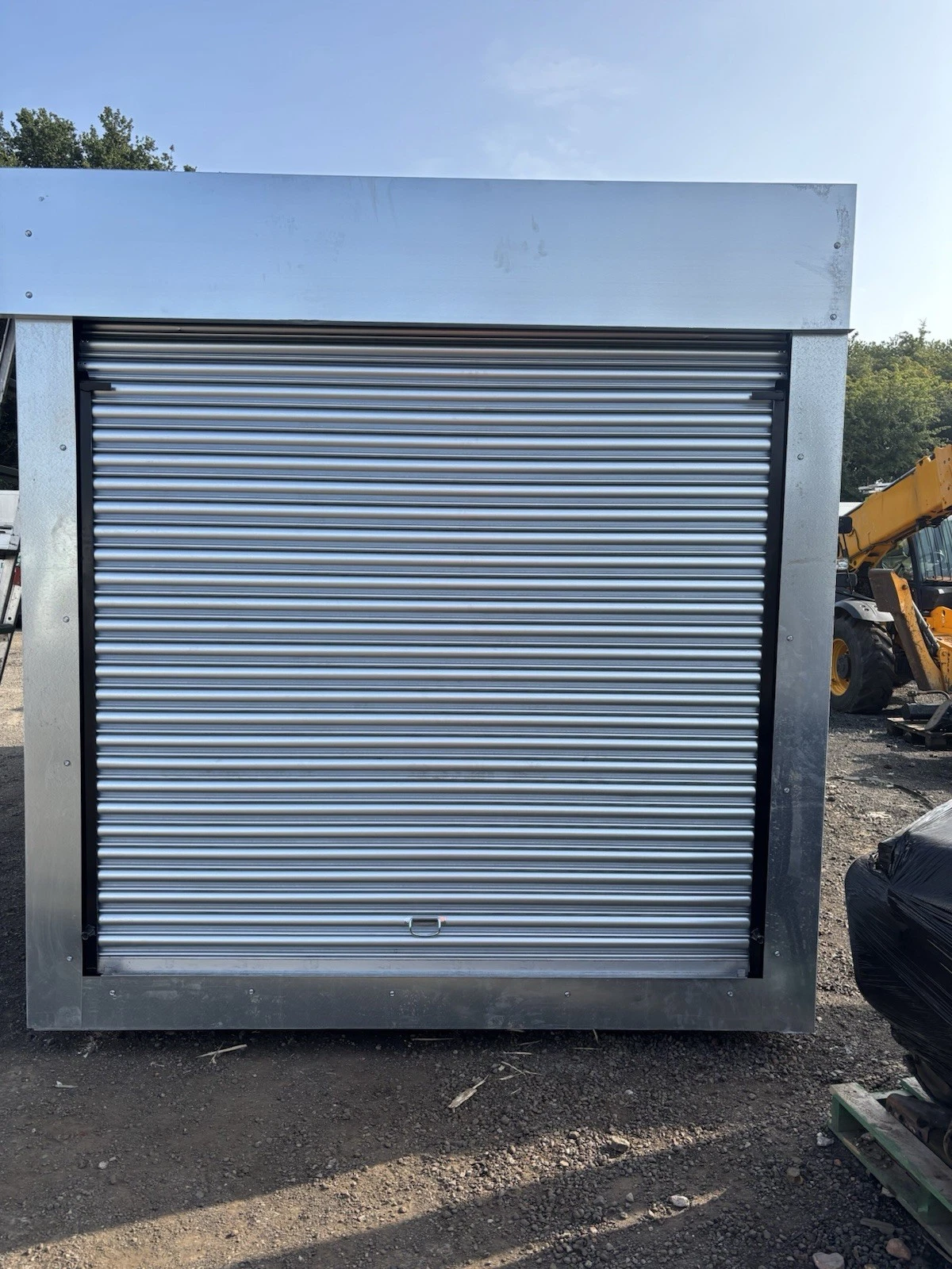 Ex insulated Fridge Container 11ft.6 With Brand New locking Roll Up Door - Image 7