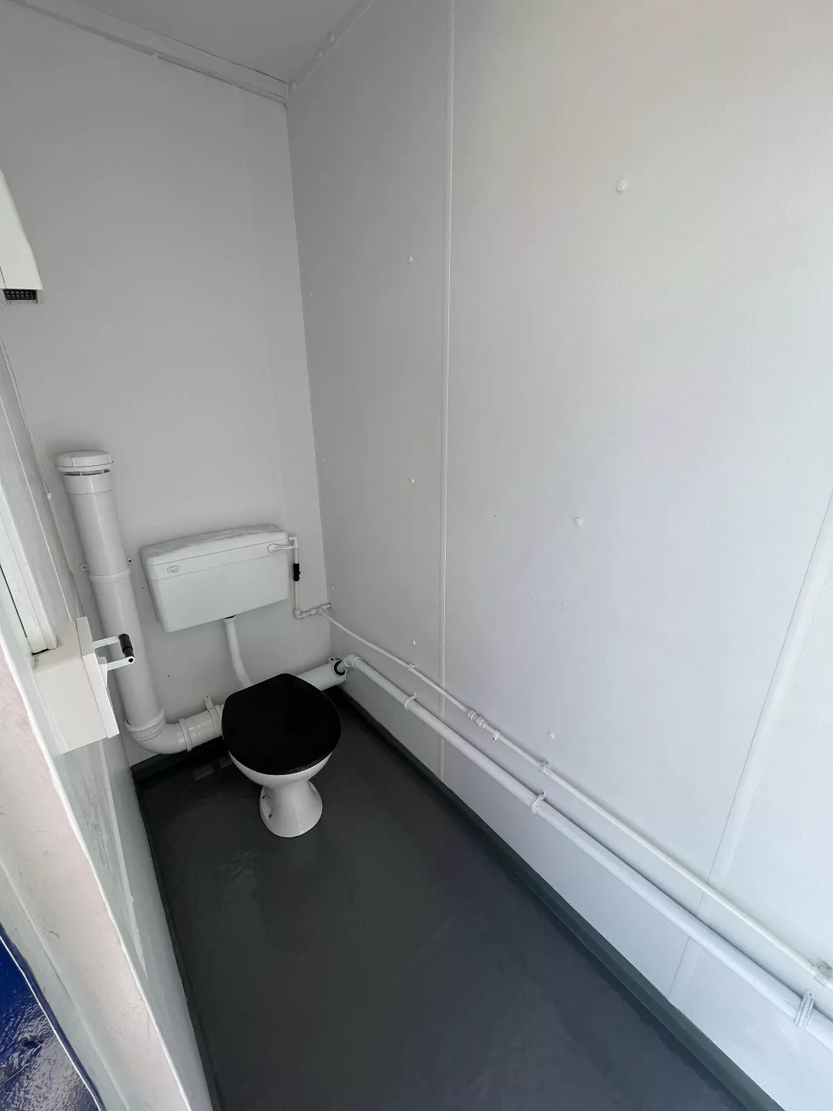 16ft x 9ft 3 + 1 toilet block Fully refurbished internally & externally - Image 2
