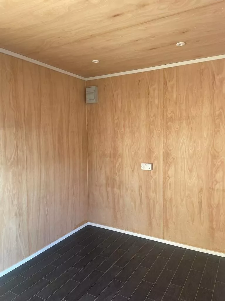 20ft x 8ft Shipping Container - Home Office - Gym - Workshop - Image 3