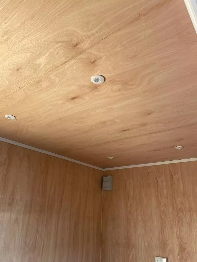 20ft x 8ft Shipping Container - Home Office - Gym - Workshop - Image 4