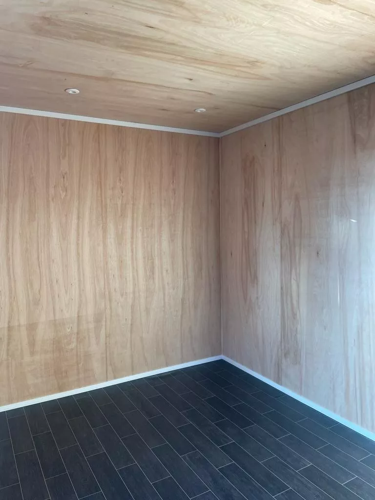 20ft x 8ft Shipping Container - Home Office - Gym - Workshop - Image 6